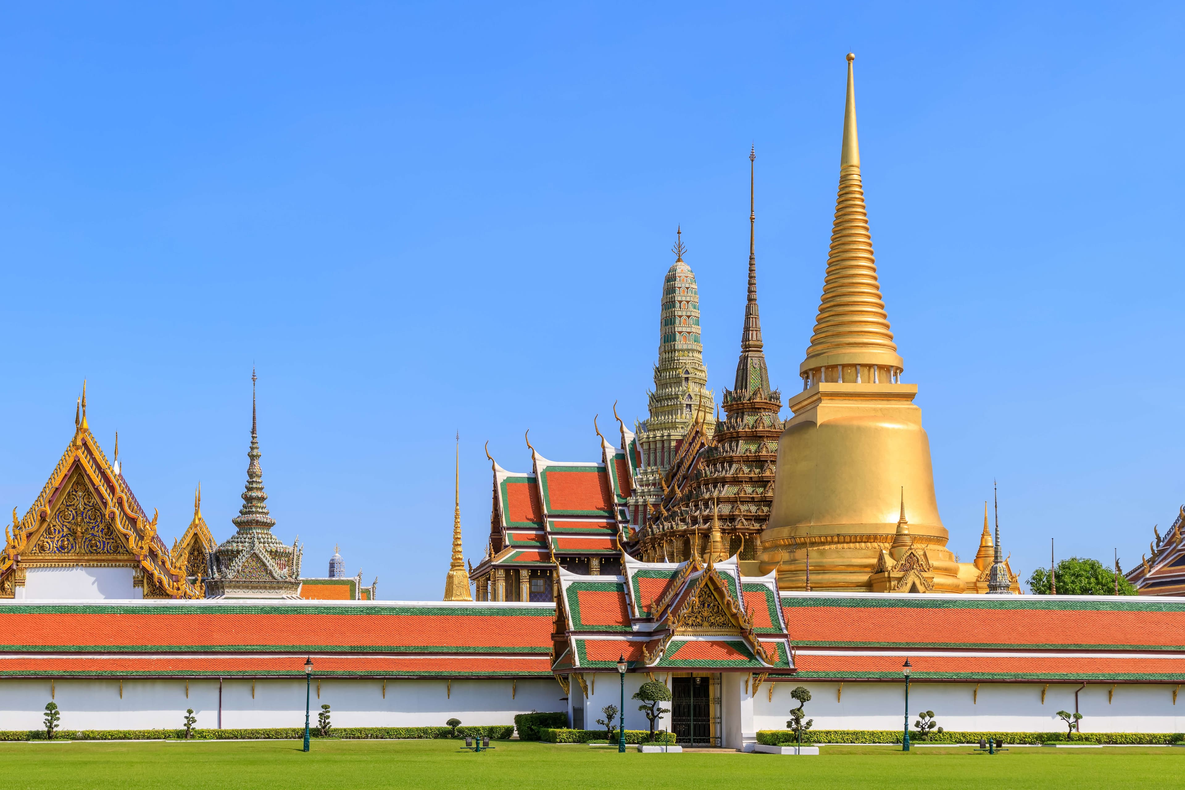 พระบรมมหาราชวังยามเช้า แสงอาทิตย์สะท้อนยอดปรางค์และกำแพงสีขาว